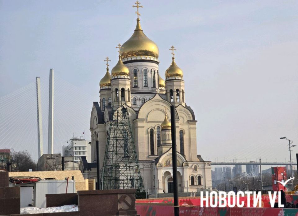 На центральной площади Владивостока продолжают разбирать новогодний городок