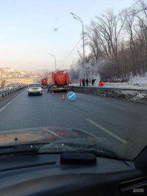 На Героев-Тихоокеанцев в районе остановки «Катерная» дорожные службы заняли правую полосу