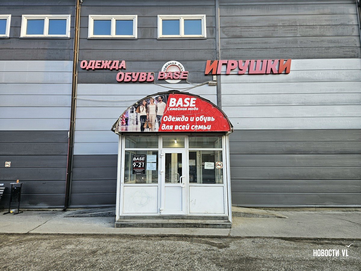 Сейчас торговый центр «Школьная» действительно закрыт, хотя, согласно графику работы, должен был открыться в 09:00 Сейчас торговый центр «Школьная» действительно закрыт, хотя, согласно графику работы, должен был открыться в 09:00