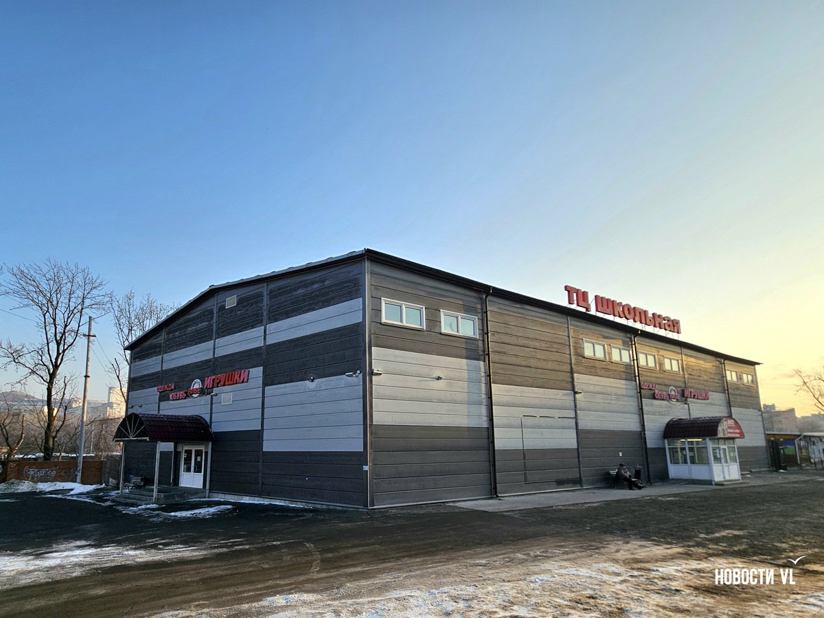 Сейчас торговый центр «Школьная» действительно закрыт, хотя, согласно графику работы, должен был открыться в 09:00