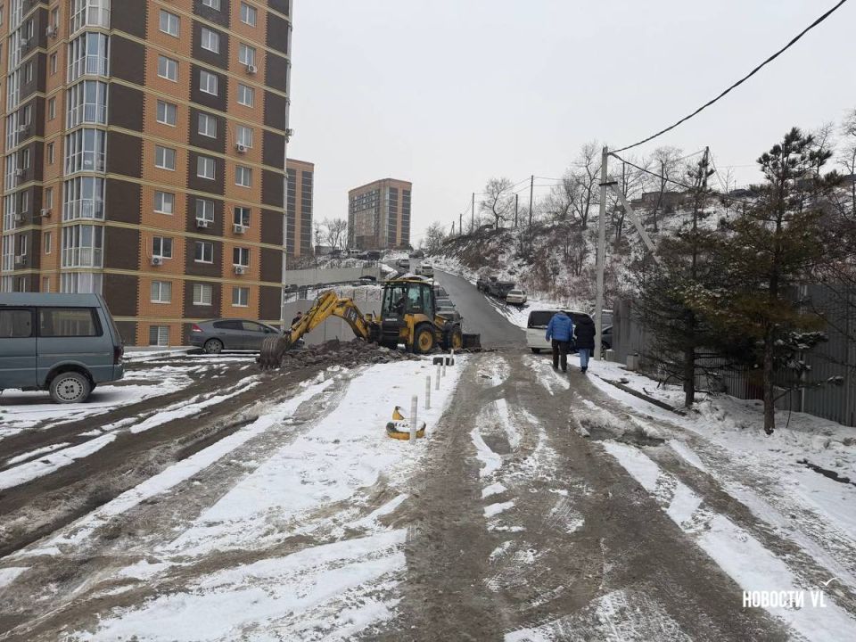 Сегодня на затопленном и замёрзшем участке на Нейбута работает тяжёлая техника, видимо, от управляющей компании