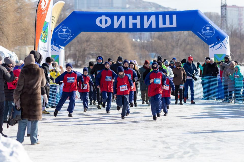 На озере Юность (Чан) состоялся фестиваль «Зимние старты на льду», объединивший любителей бега, коньков и активного отдыха