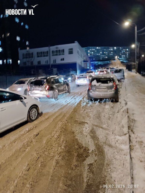 Жители Владивостока помогают друг другу, заталкивая автомобили в нечищеный подъём с Баляева на Сабанеева