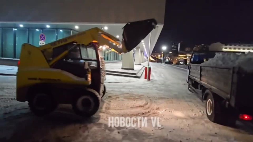 Снегоуборочная техника занята расчисткой парковки у здания краевого правительства