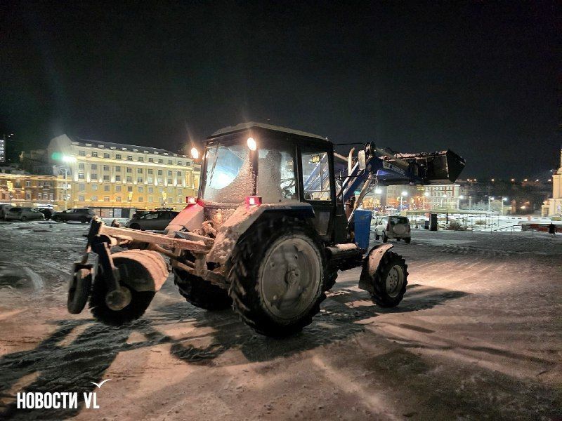 Снегоуборочная техника занята расчисткой парковки у здания краевого правительства Снегоуборочная техника занята расчисткой парковки у здания краевого правительства