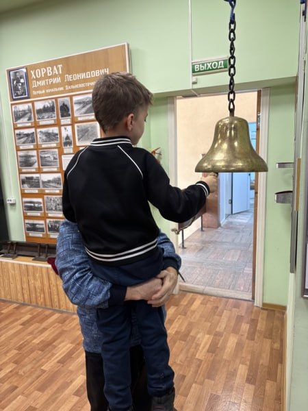 Владивостокские транспортные полицейские провели экскурсию для детей в пассажирском вагонном депо