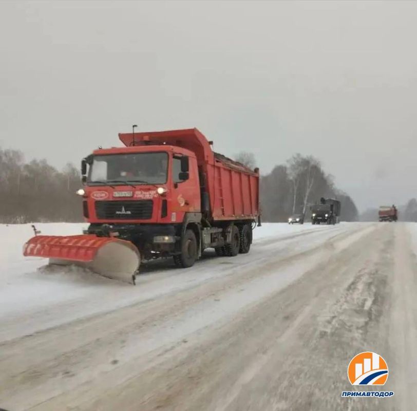 Специалисты филиала «Северный» выполняют работы по снегоуборке и обработке проезжей части с 233 по 343 километры дороги Осиновка – Рудная Пристань
