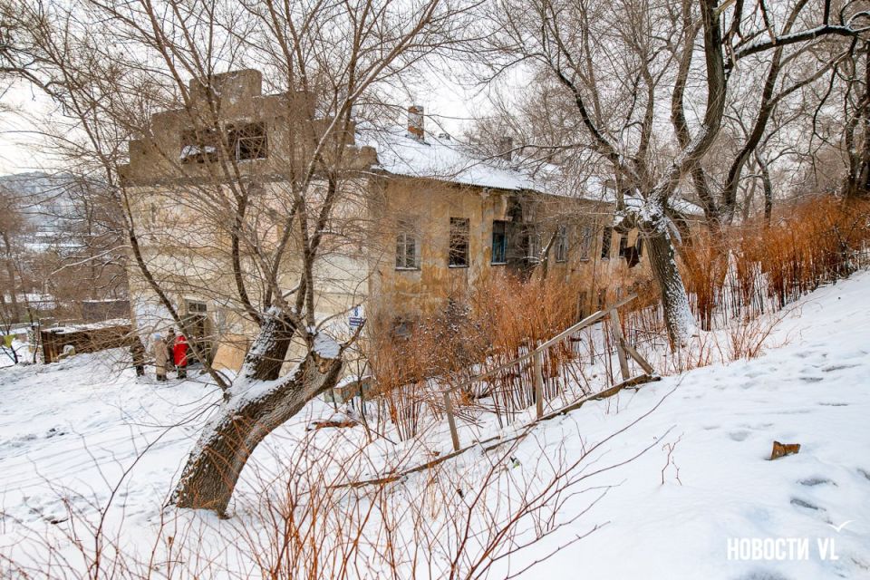 «Нас что, нет уже?» Жители аварийного барака во Владивостоке знают номера новых квартир, но въехать в них не могут