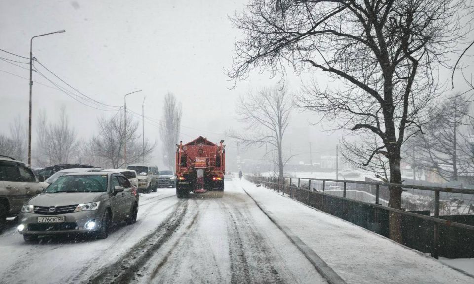 Снегопад парализовал движение во Владивостоке