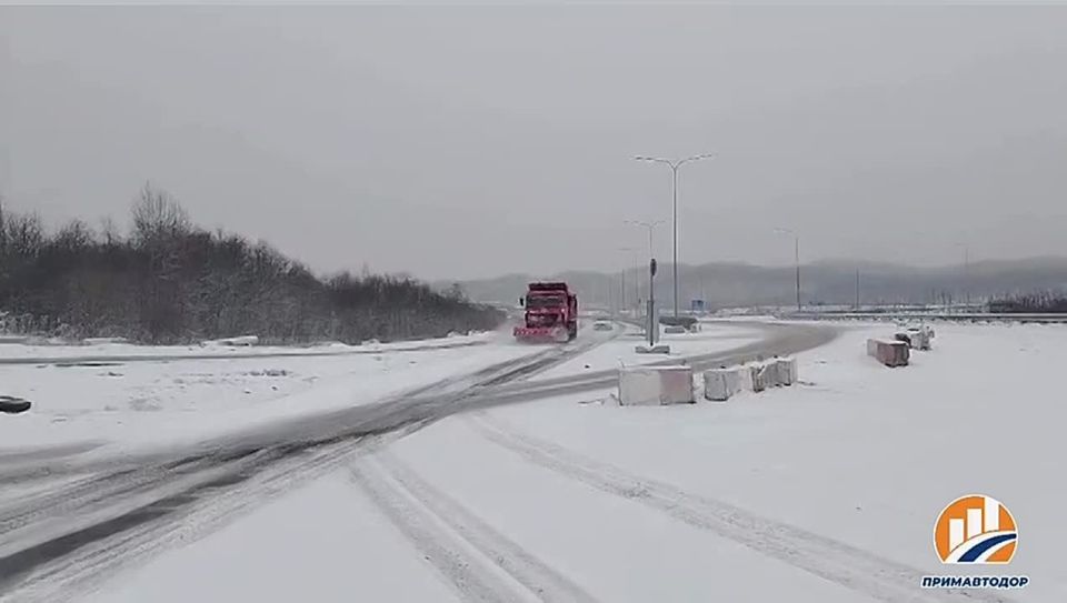 Филиал «Надеждинский» выполняет очистку проезжей части от снега: