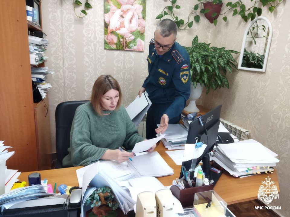 Сотрудники МЧС России проводят плановую проверку пожарной безопасности в Дальнереченском психоневрологическом интернате