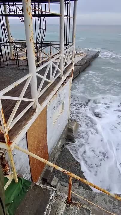 Пока море штормит, на набережной Алушты появляются они - золотоискатели