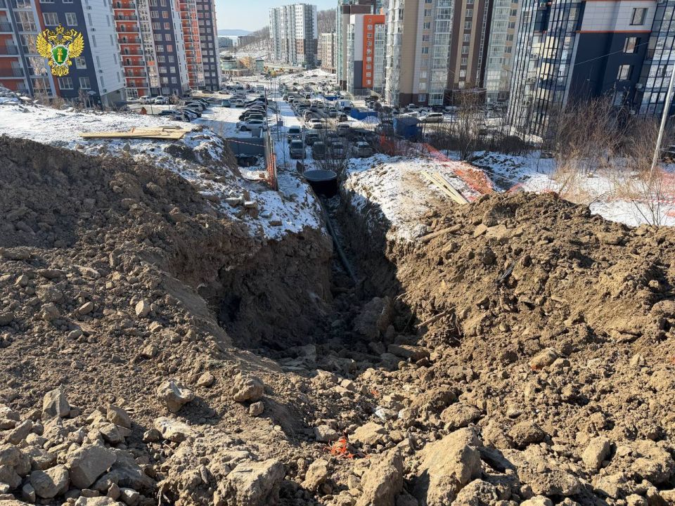 При обрушении грунта на стройплощадке во Владивостоке пострадал рабочий