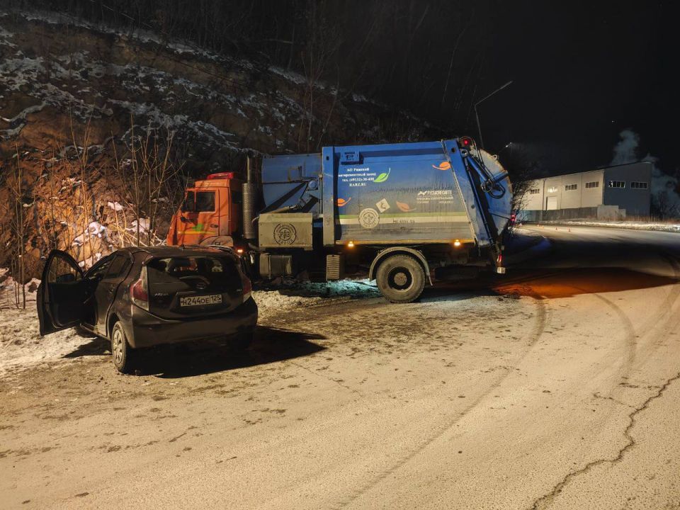 Ночью во Владивостоке легковушка врезалась в мусоровоз — трое пострадали