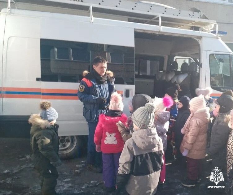 Когда помощь мчится с сиреной: спасатели в гостях у малышей детского сада Находки