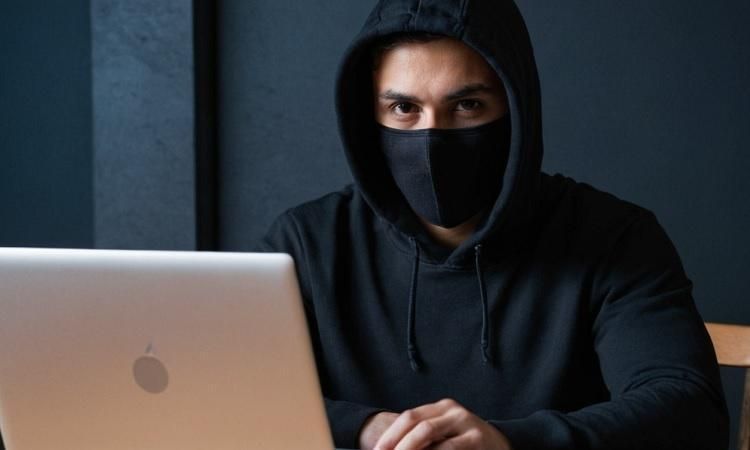 Мошенники начали обманывать россиян, предлагая записаться на диспансеризацию