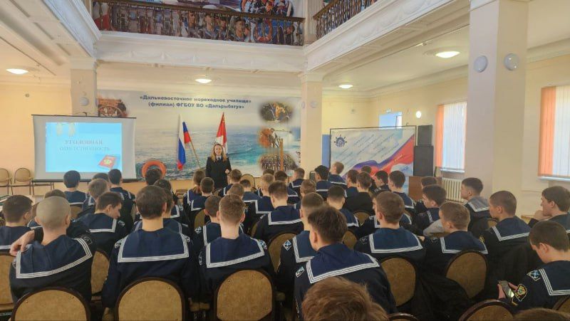 Находкинские транспортные полицейские провели психологическую игру «Бункер» с курсантами Дальневосточного мореходного училища