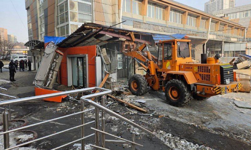 Во Владивостоке продолжают снос самовольных построек