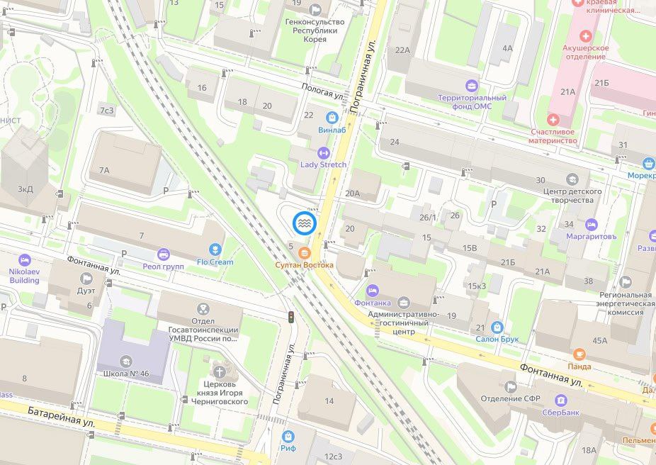 Целый водопад хлынул из люка на парковке, расположенной возле Пограничной, 5 Целый водопад хлынул из люка на парковке, расположенной возле Пограничной, 5