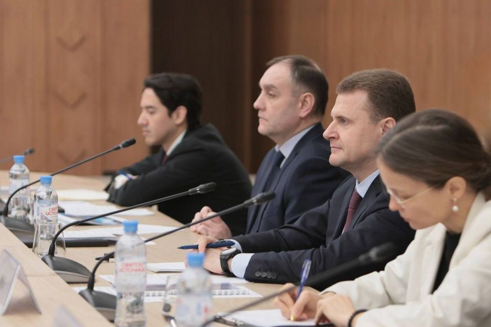 Глава Минвостокразвития Алексей Чекунков встретился в Москве с делегацией из КНР, представляющей многопрофильную группу компаний Хайнань Сюаньцзун Индастриал