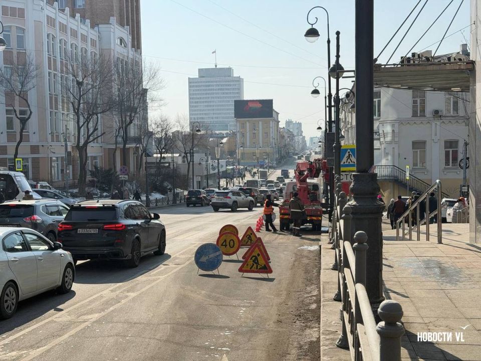 Новые фонарные столбы установили на Алеутской и пытаются настроить светофор