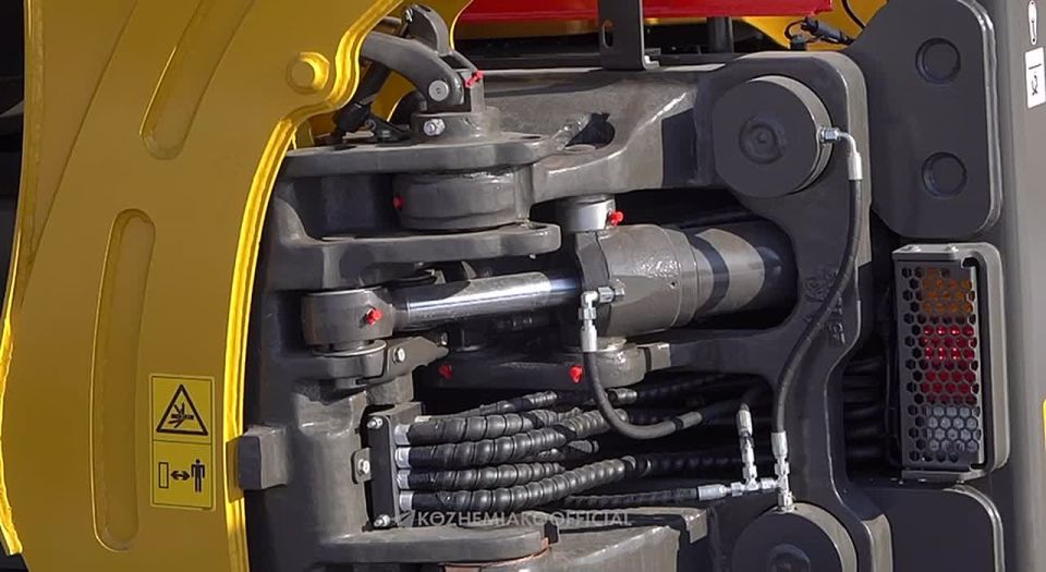 Десантникам 83-й гвардейской десантно-штурмовой бригады ВДВ от жителей региона и правительства Приморья передают экскаватор-погрузчик