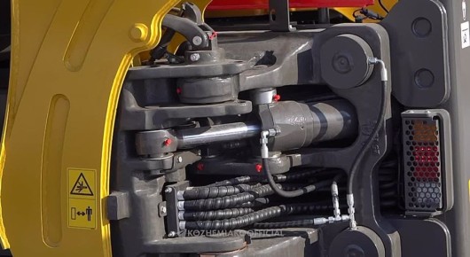 Десантникам 83-й гвардейской десантно-штурмовой бригады ВДВ от жителей региона и правительства Приморья передают экскаватор-погрузчик