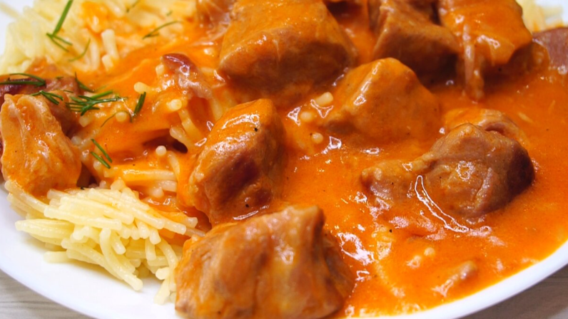 Нежное мясо с подливкой: рецепт советской столовой для любого гарнира