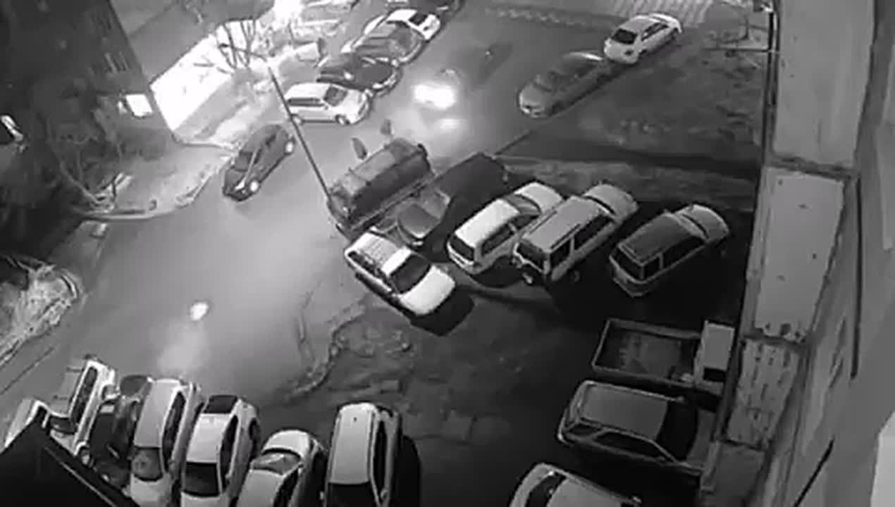 Во Владивостоке водитель нарочно наехал на двух пешеходов и скрылся