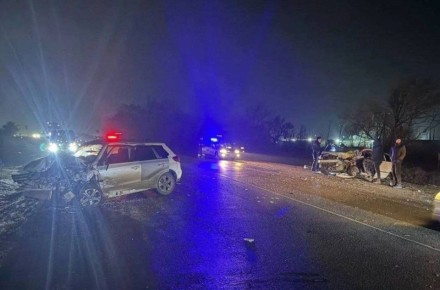 Водитель Suzuki Escudo нарушил ПДД и создал помеху Toyota Ipsum, в которой находилась семья с ребёнком