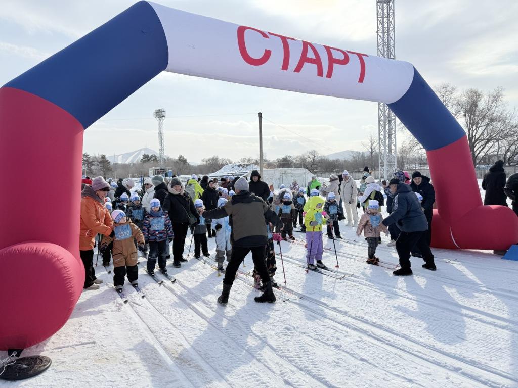 По всей России каждый год в феврале месяце проходят лыжные гонки По всей России каждый год в феврале месяце проходят лыжные гонки