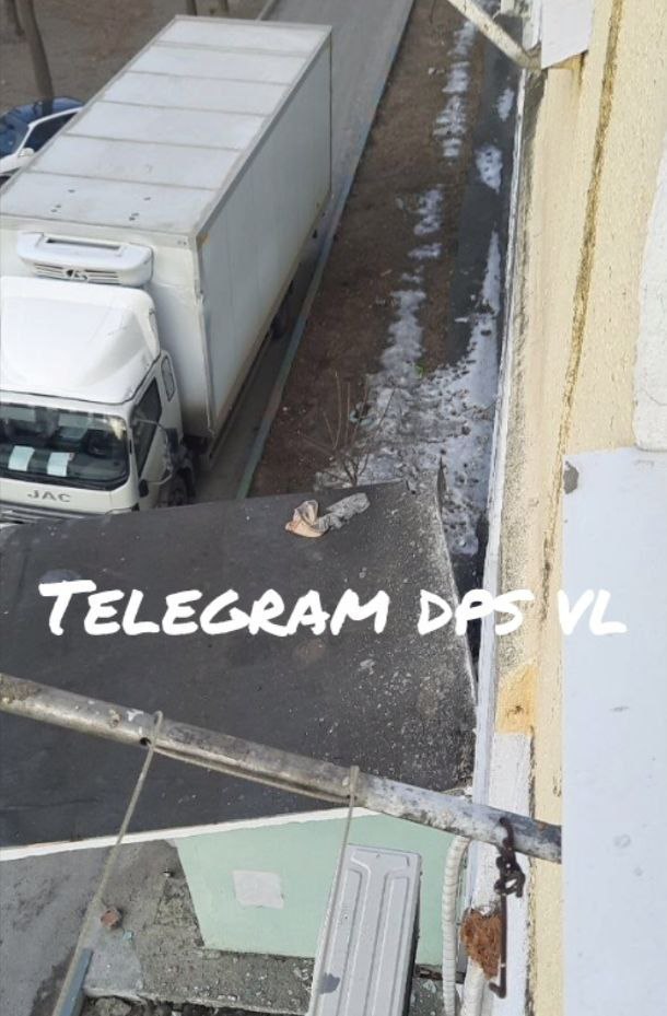 Вчера на Надибадзе во входную группу одного из подъездов дома въехал грузовик