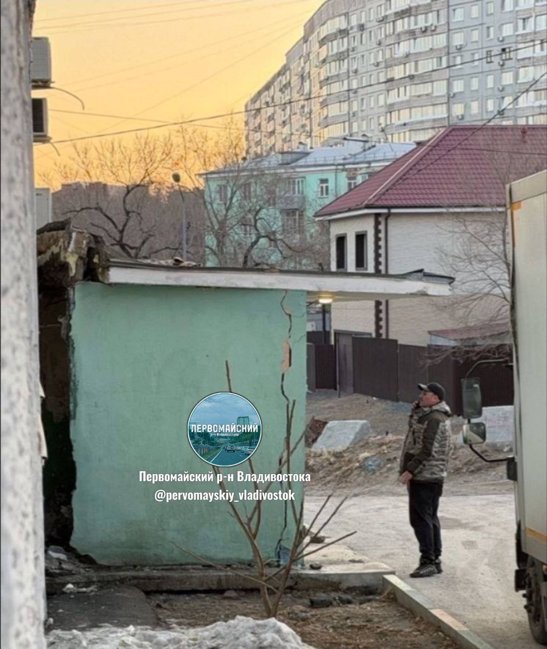 Вчера на Надибадзе во входную группу одного из подъездов дома въехал грузовик Вчера на Надибадзе во входную группу одного из подъездов дома въехал грузовик