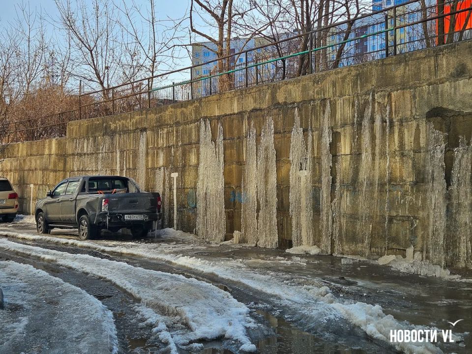 Жители с проспекте Красного Знамени, 118в, 120 и 120а сообщают, что вода продолжает течь, а площадь затопления продолжает увеличиваться