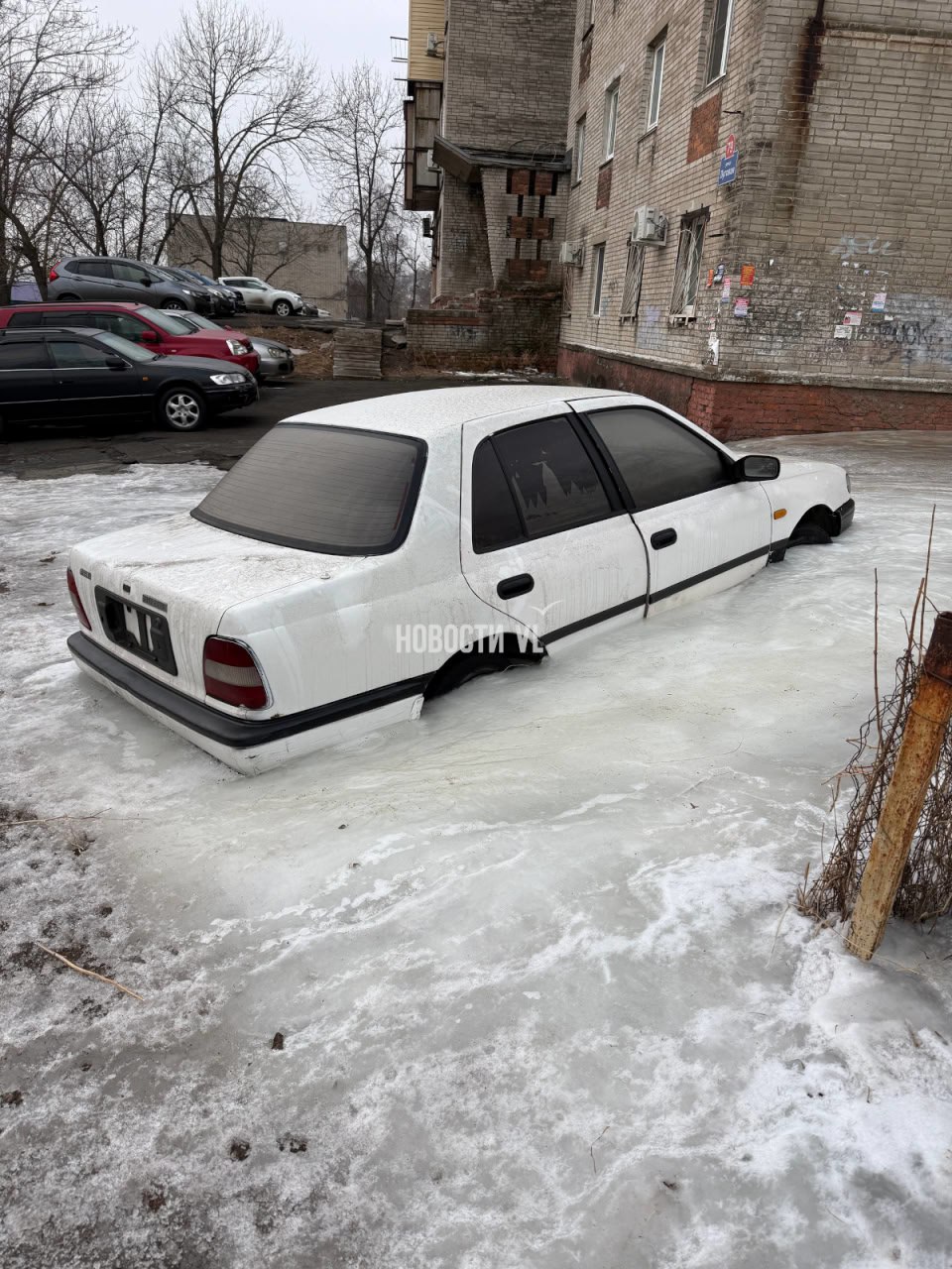 На Луговой, 79 Nissan Pulsar оказался в ледяном плену