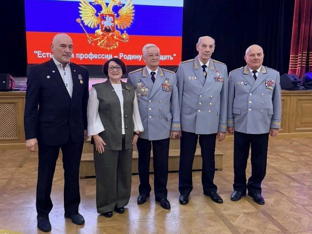 Сенатор от Приморья вручила награды участникам патриотической акции