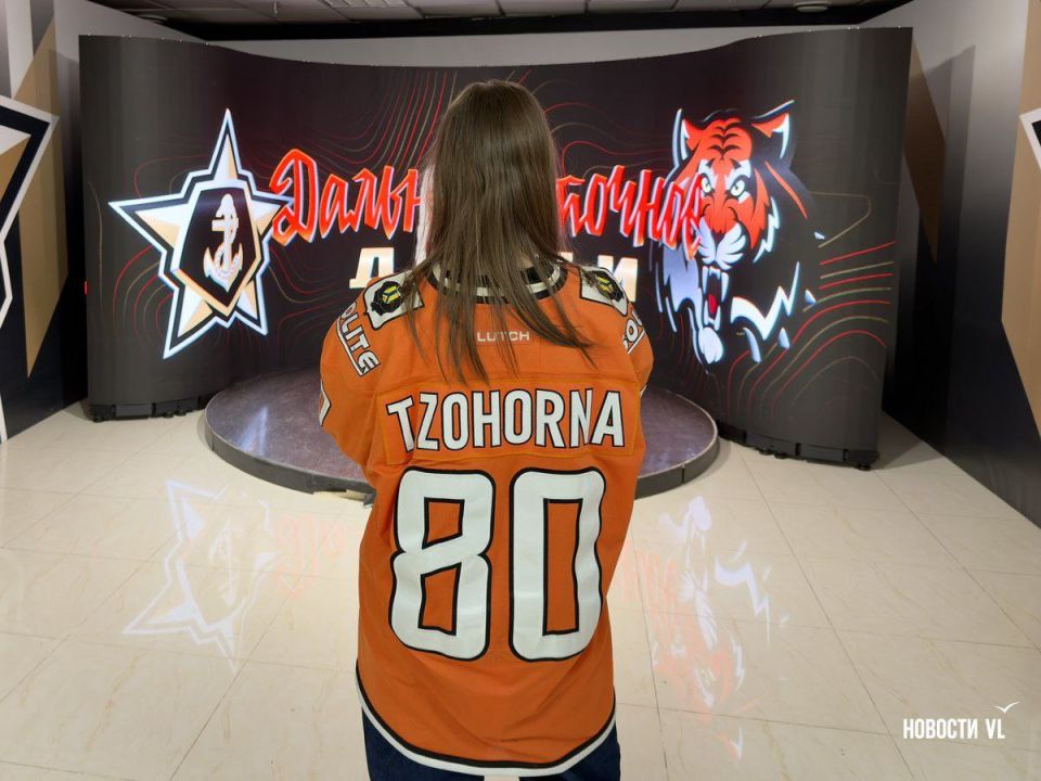 «Было стыдно за команду»: «Адмирал» всухую проиграл «Амуру», пропустив три гола, сломав две клюшки и уступив в рукопашном бою