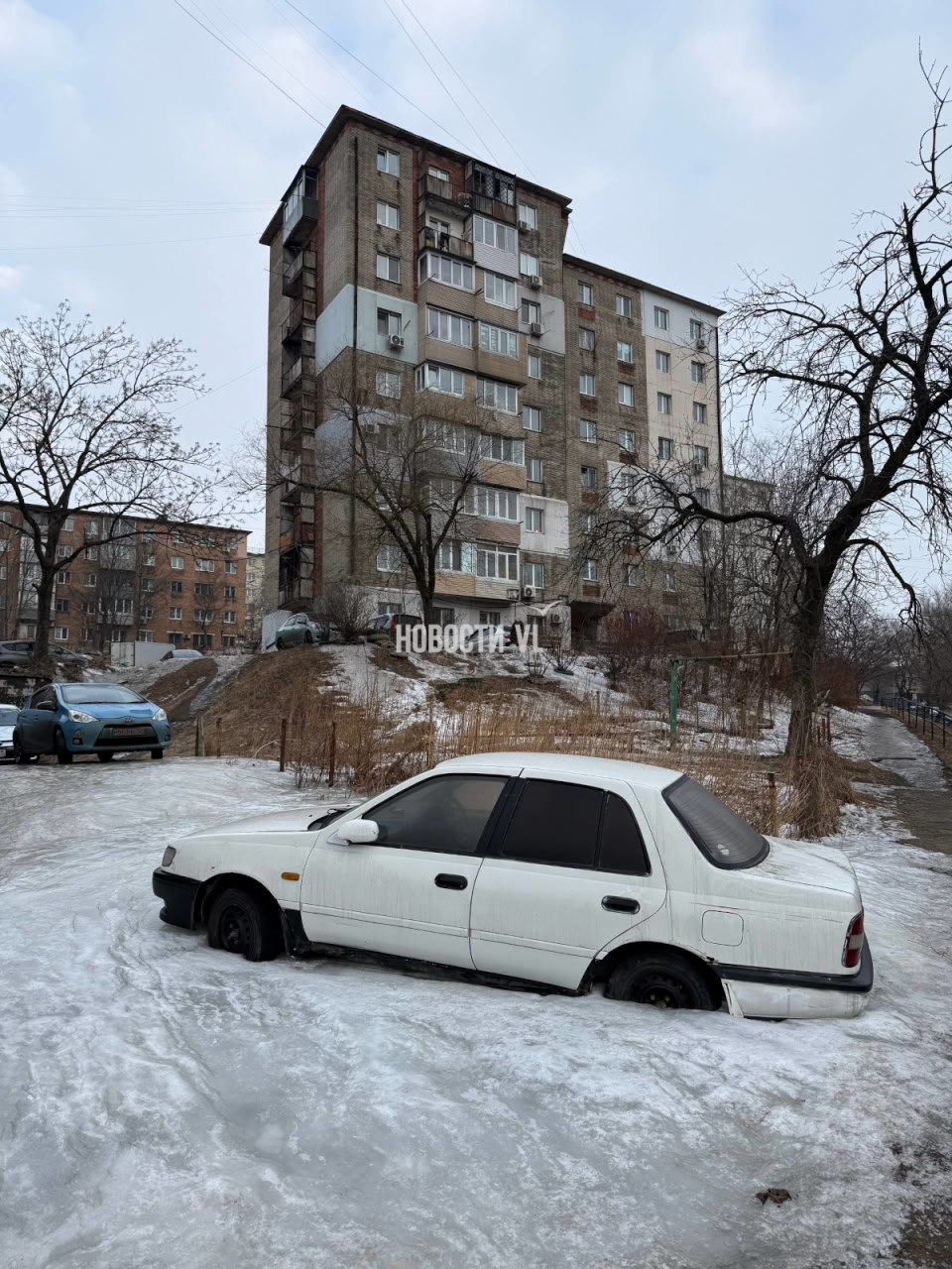 На Луговой, 79 Nissan Pulsar оказался в ледяном плену На Луговой, 79 Nissan Pulsar оказался в ледяном плену