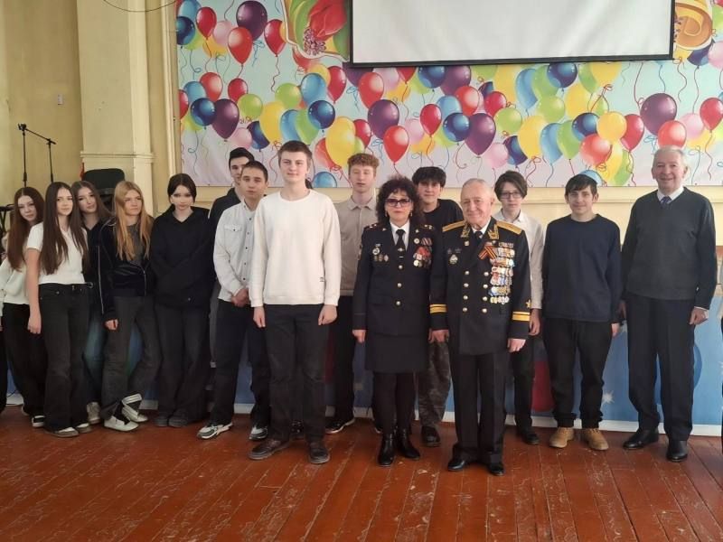 Ветераны МВД в рамках акции «Уроки мужества» организовали познавательную лекцию для школьников во Владивостоке