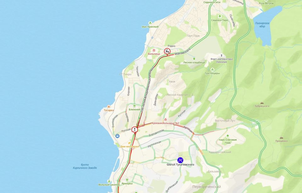 На Маковского в районе Лесного кладбища убирают снег с обочины