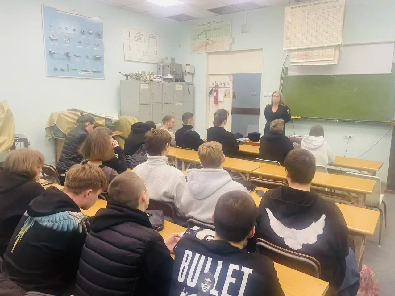 В преддверии 23 февраля в рамках акции «Уроки мужества» и в целях профилактики детского дорожно-транспортного травматизма автоинспекторы отправились в гости к студентам во Владивостокский государственный университет. В преддверии 23 февраля в рамках акции «Уроки мужества» и в целях профилактики детского дорожно-транспортного травматизма автоинспекторы отправились в гости к студентам во Владивостокский государственный университет.