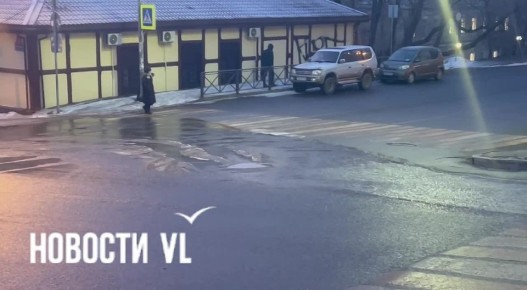 На перекрёстке 1-й Морской и Посьетской снова течь канализации