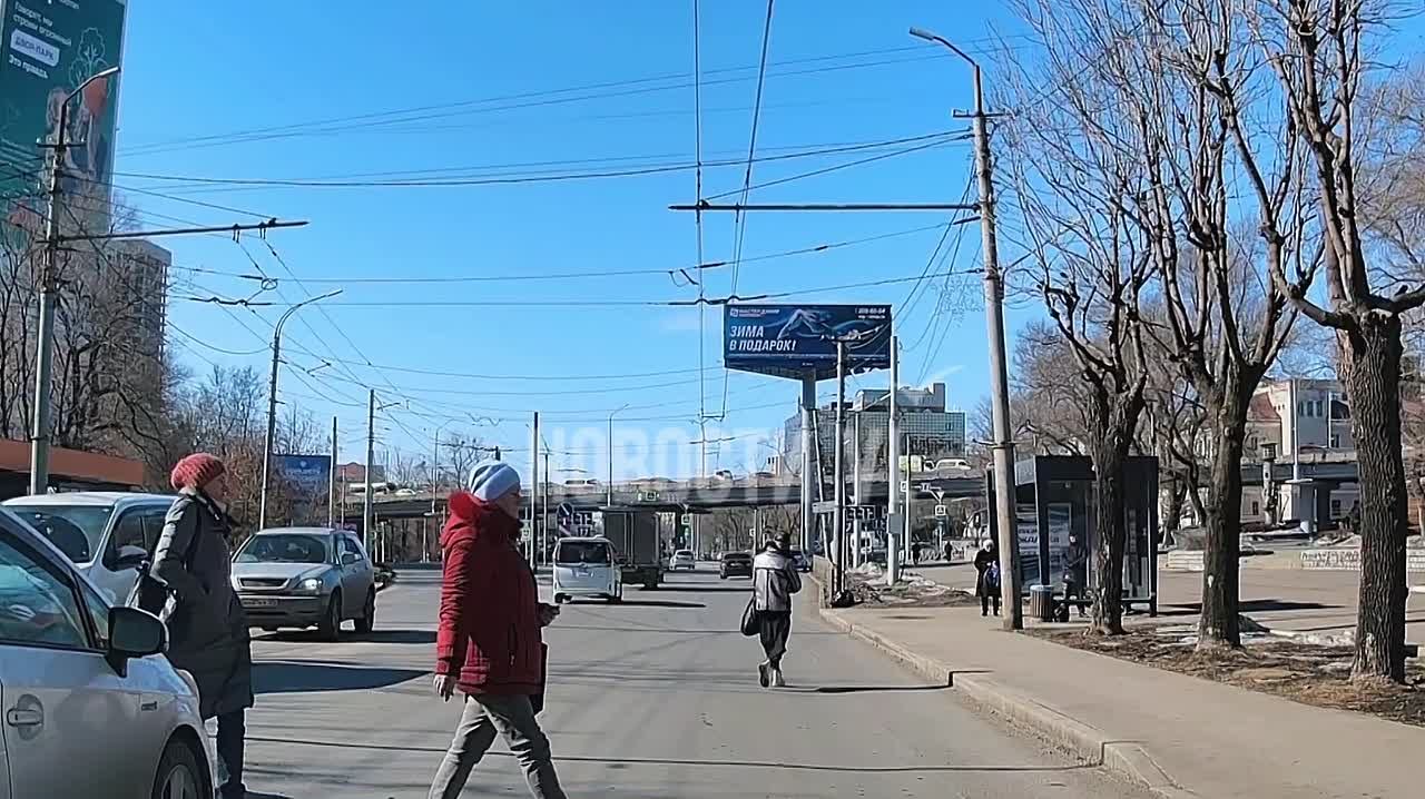 На Русской улице во Владивостоке светофоры играют злую шутку с водителями, которые ждут своей очереди проехать под путепроводом