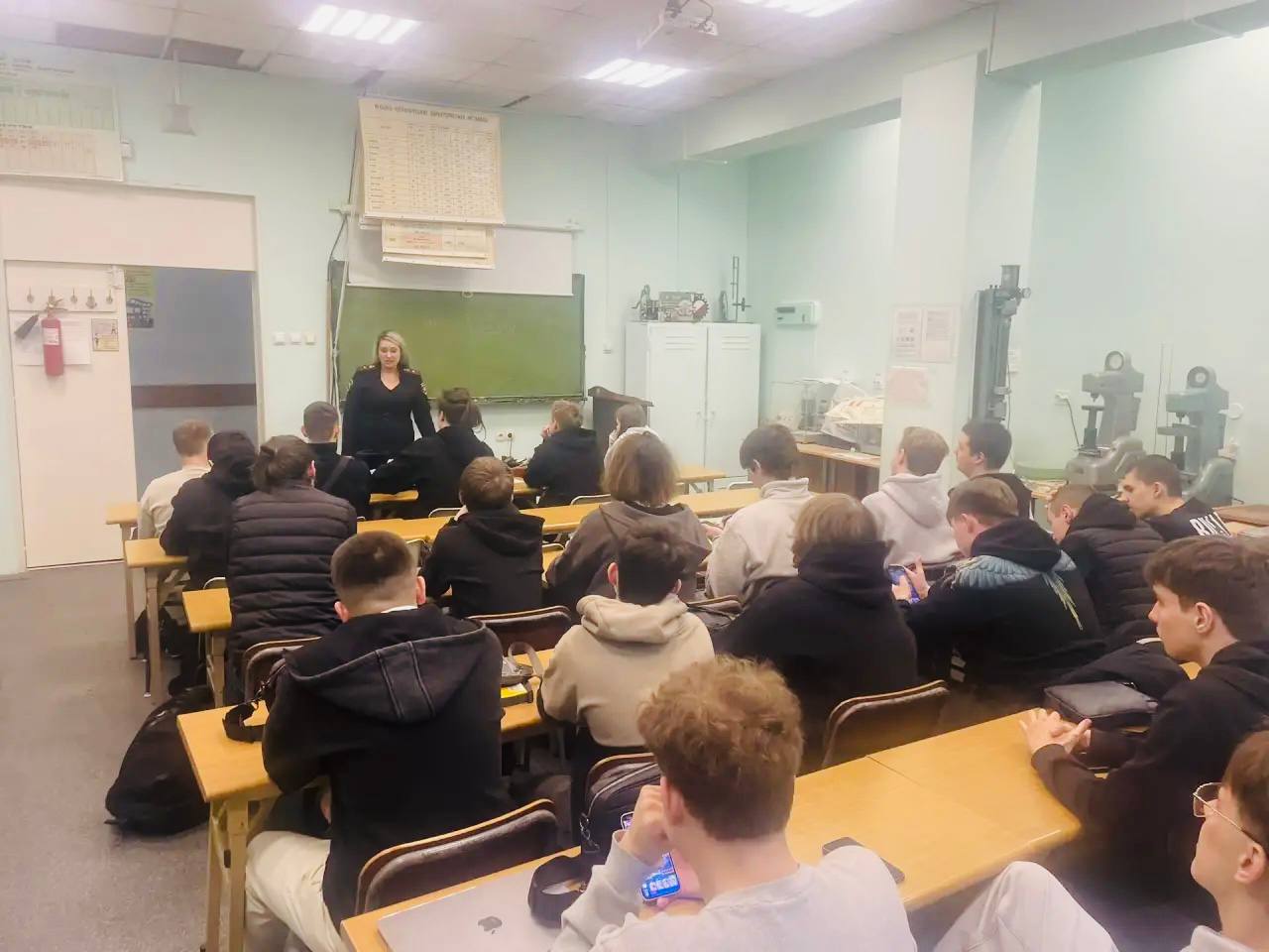 В преддверии 23 февраля в рамках акции «Уроки мужества» и в целях профилактики детского дорожно-транспортного травматизма автоинспекторы отправились в гости к студентам во Владивостокский государственный университет.