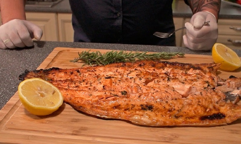 Исследуйте древние секреты приготовления рыбы: уникальный метод на раскалённых камнях