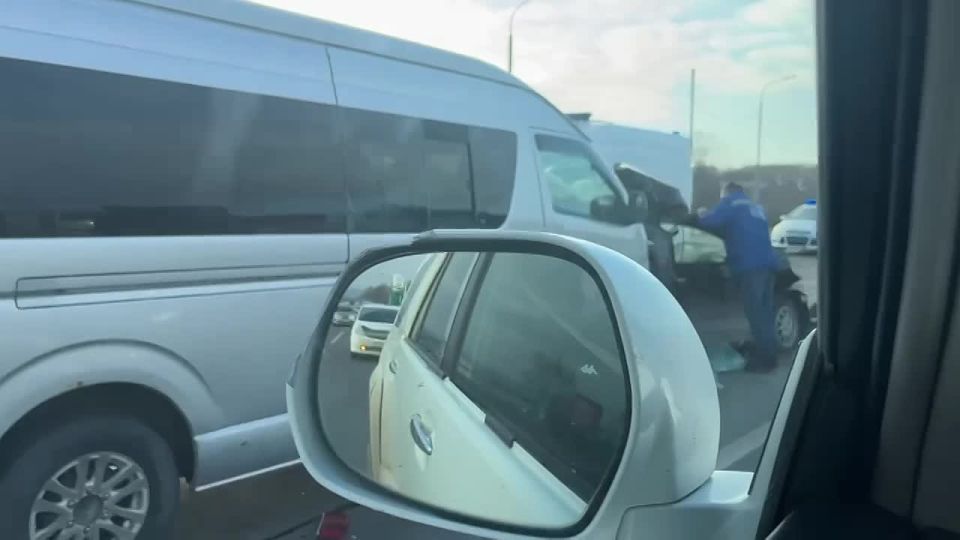 В Приморье на трассе под Владивостоком произошла авария — легковой автомобиль всмятку