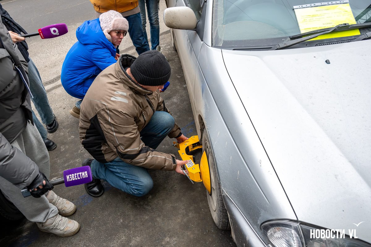 Часы ожидания инспектора и штраф 3000: во Владивостоке начали устанавливать блокираторы на авто без госномеров Часы ожидания инспектора и штраф 3000: во Владивостоке начали устанавливать блокираторы на авто без госномеров