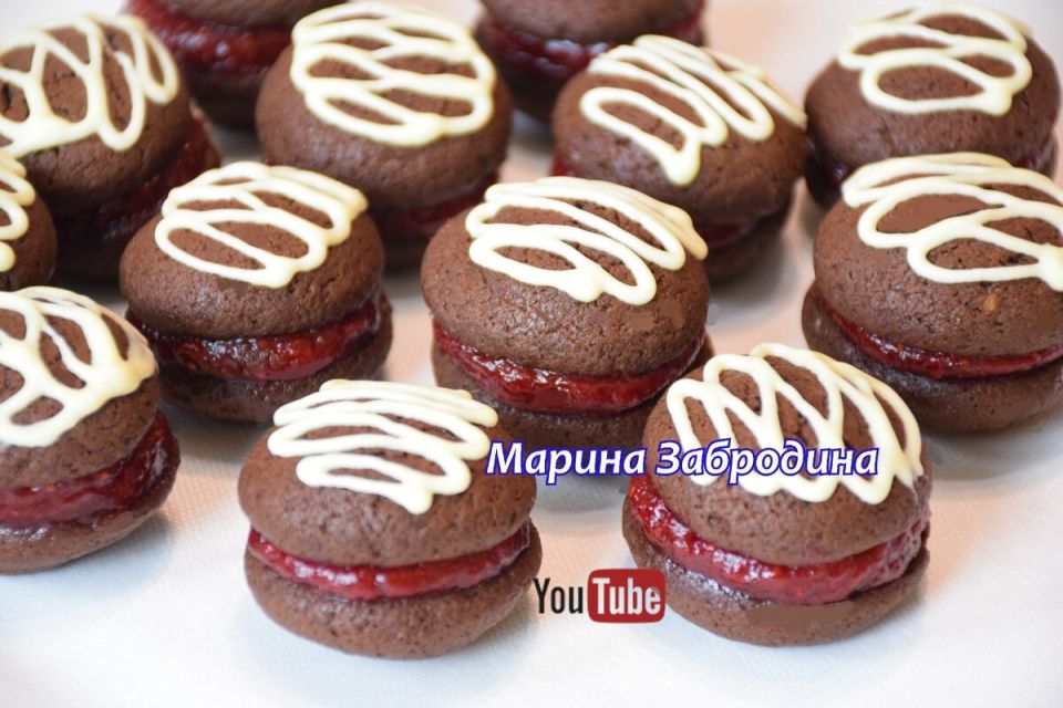 Нежные шоколадные пирожные с клубничной начинкой