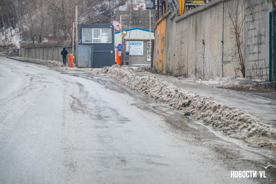 По улице Вострецова уже две недели бежит вода из канализационного люка