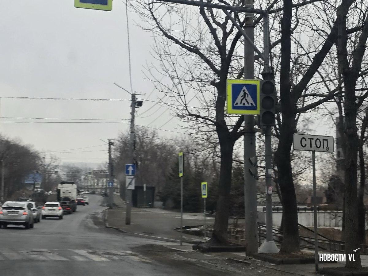 На крупном перекрёстке Океанского проспекта и улицы Октябрьской в районе Покровского парка не работают светофоры На крупном перекрёстке Океанского проспекта и улицы Октябрьской в районе Покровского парка не работают светофоры